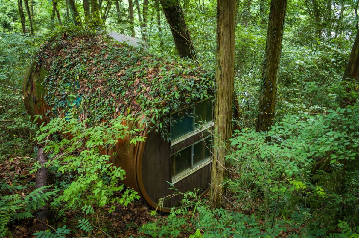 abandoned cabins in the Japanese countryside