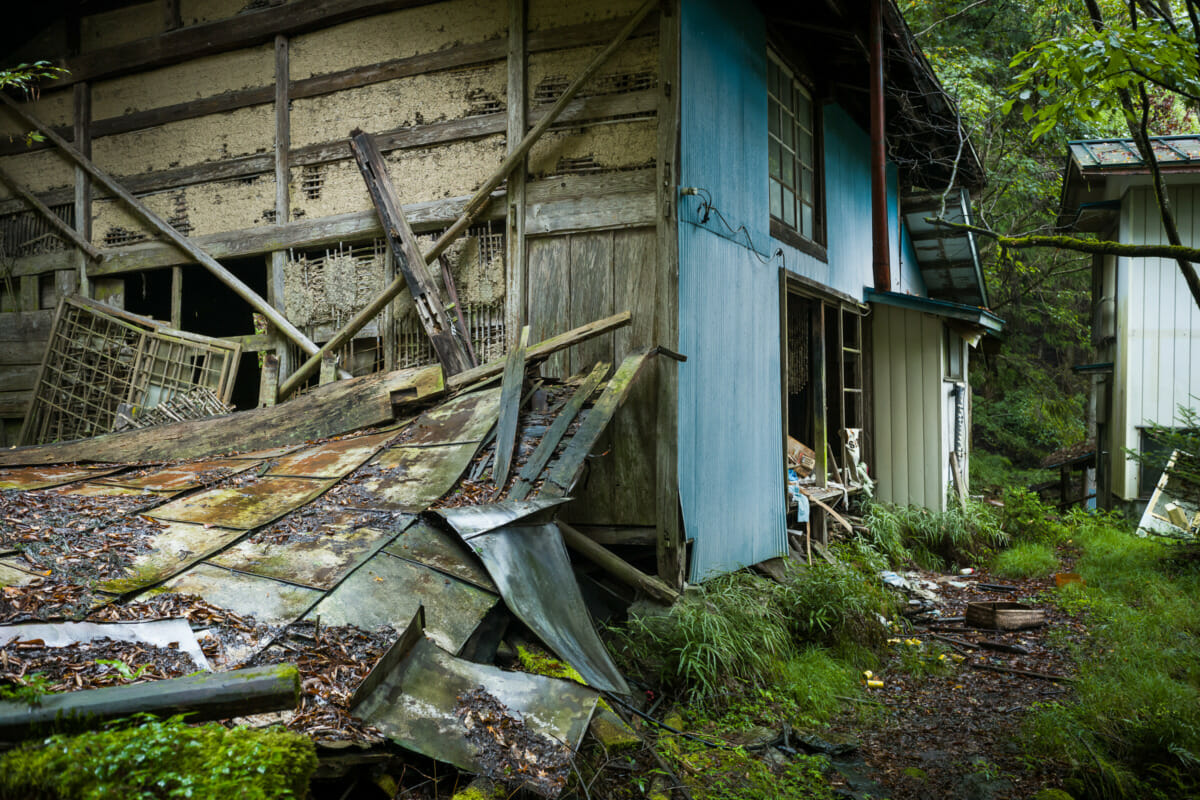 An abandoned Japanese hamlet in the mountains