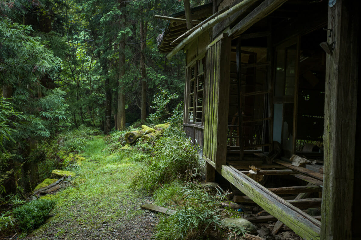 An abandoned Japanese hamlet in the mountains