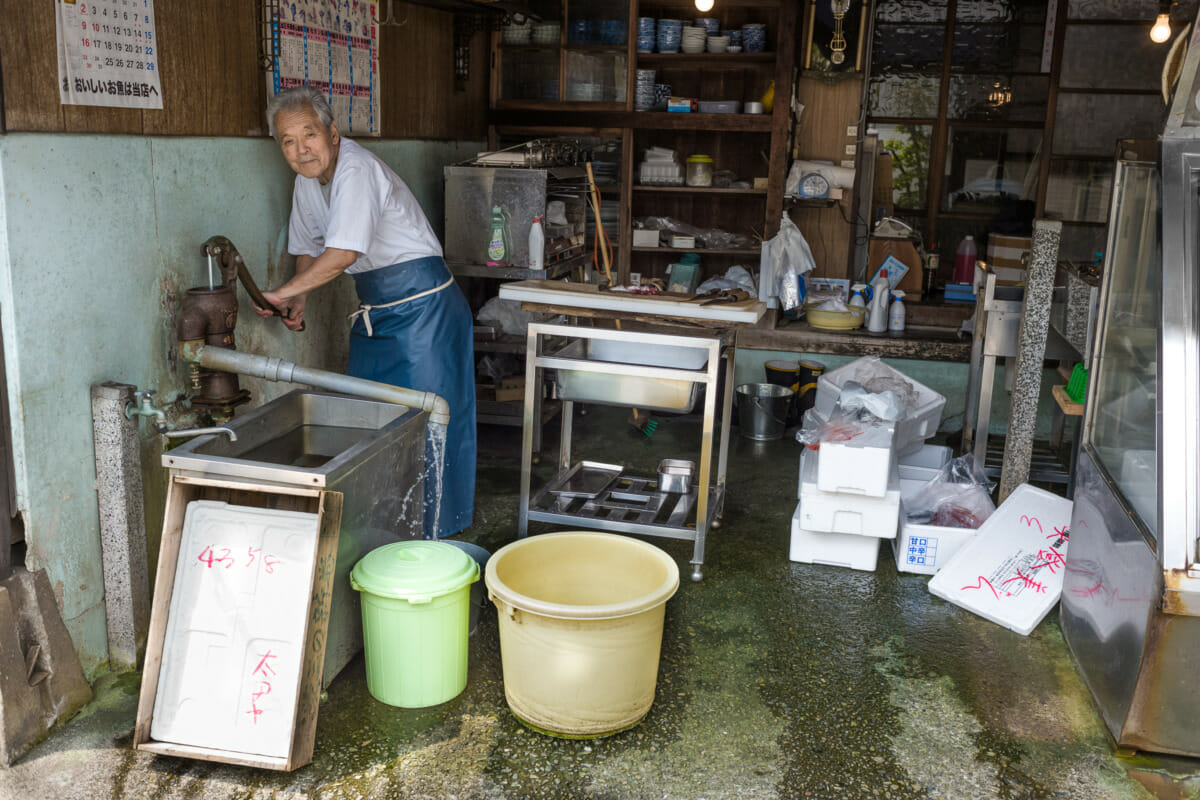 A fantastically old fashioned Tokyo fish shop