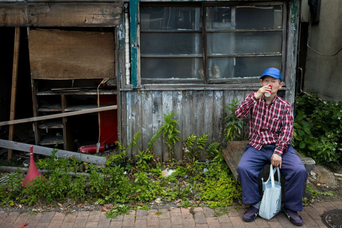 Abandoned old Tokyo and canned coffee eye-contact