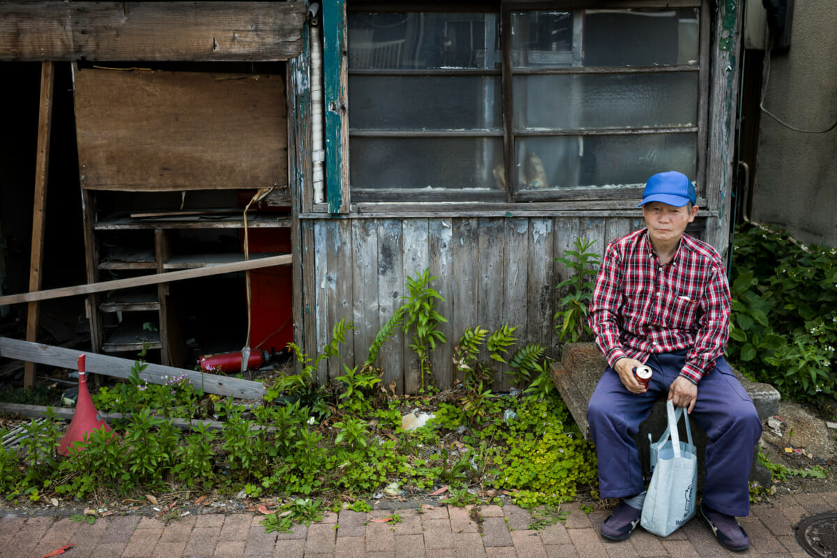 Abandoned old Tokyo and canned coffee eye-contact