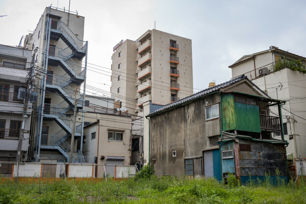 Tokyo empty plots and exposed buildings