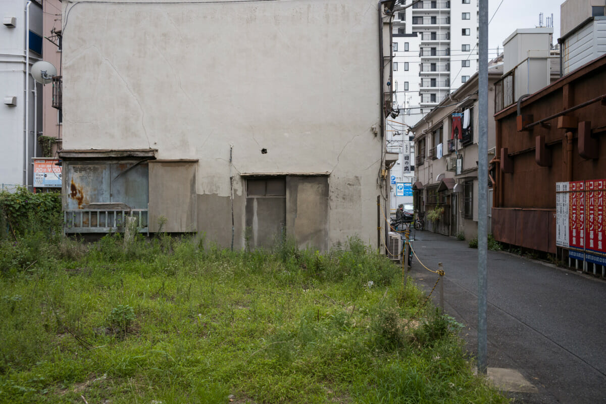 Tokyo empty plots and exposed buildings