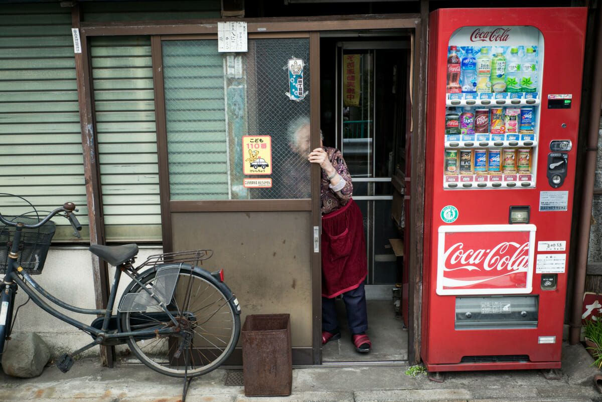 Disappearing old Tokyo smiles