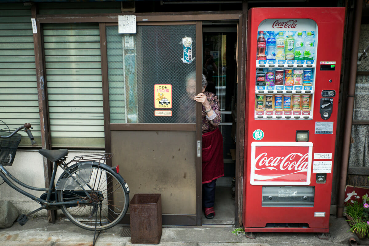 Disappearing old Tokyo smiles