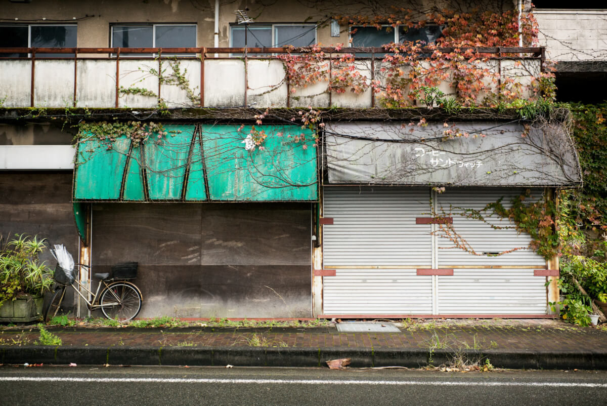 an old and faded Japanese hot spring resort town