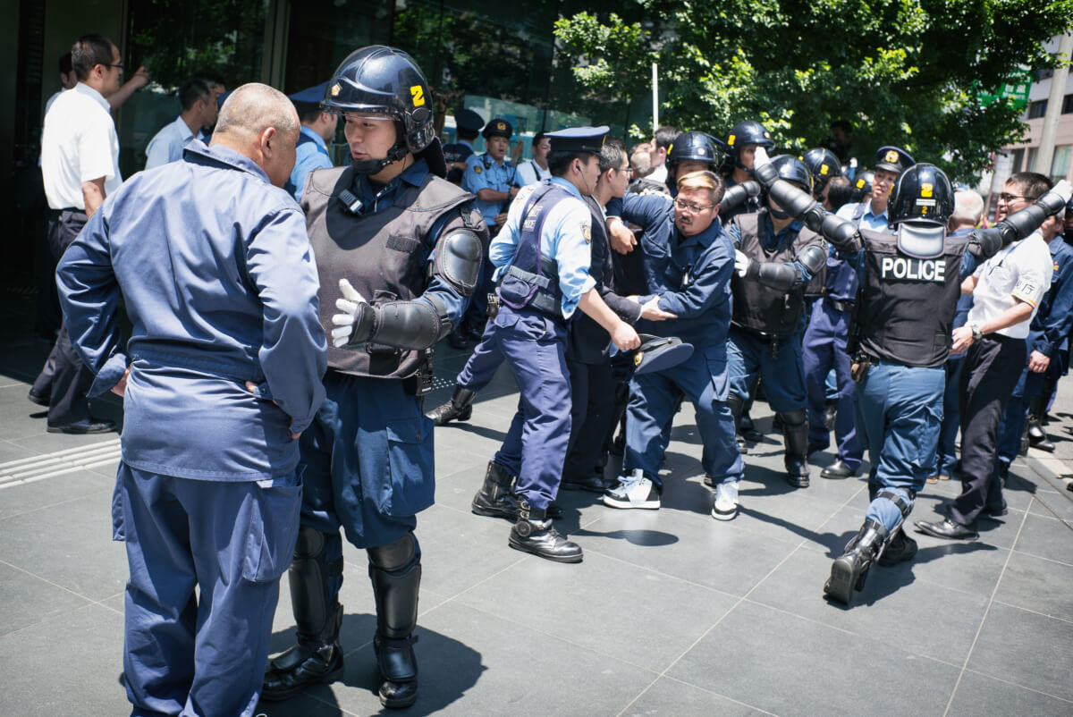 Japanese nationalists fighting the police