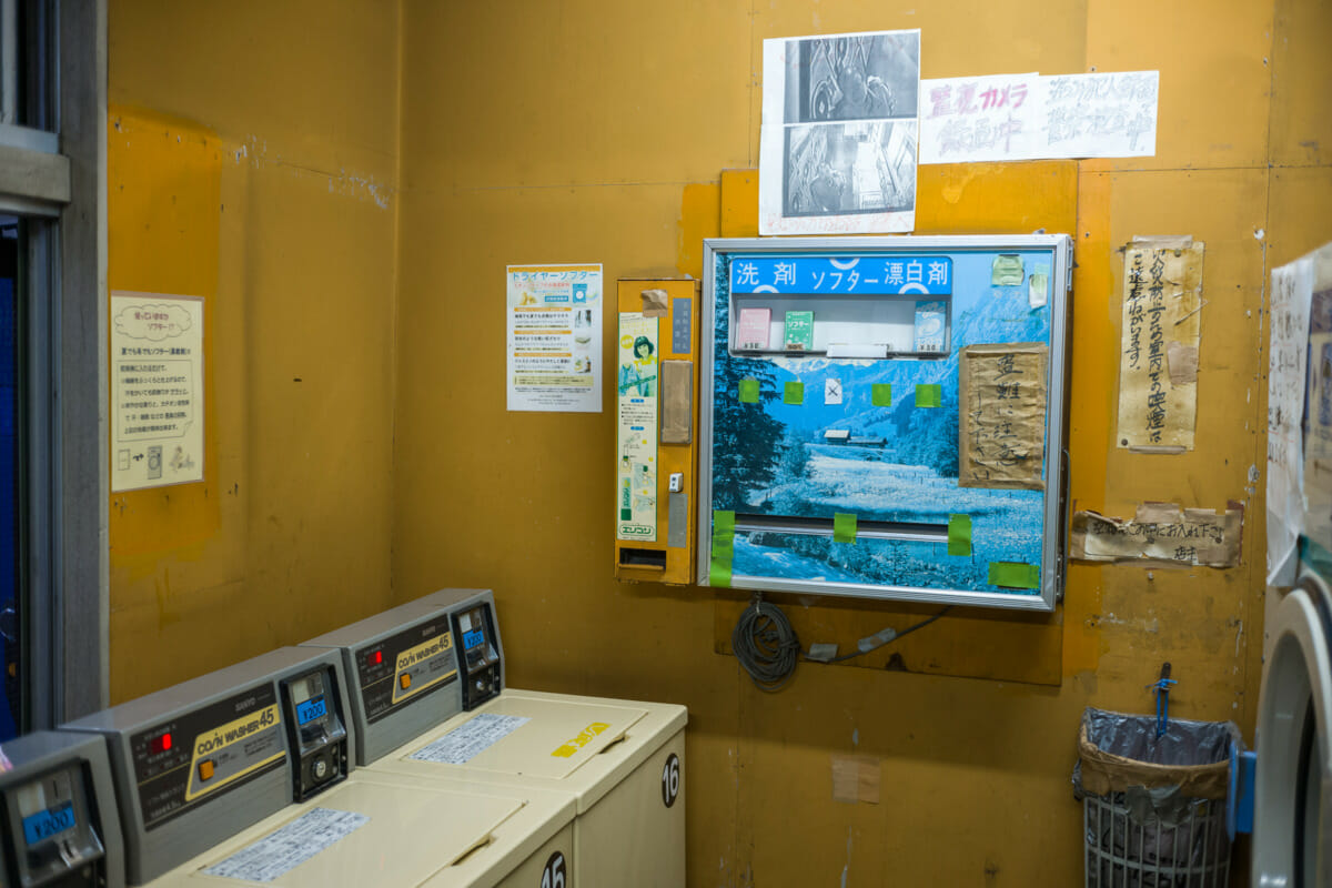 signs and little details of Japan’s dated coin laundries