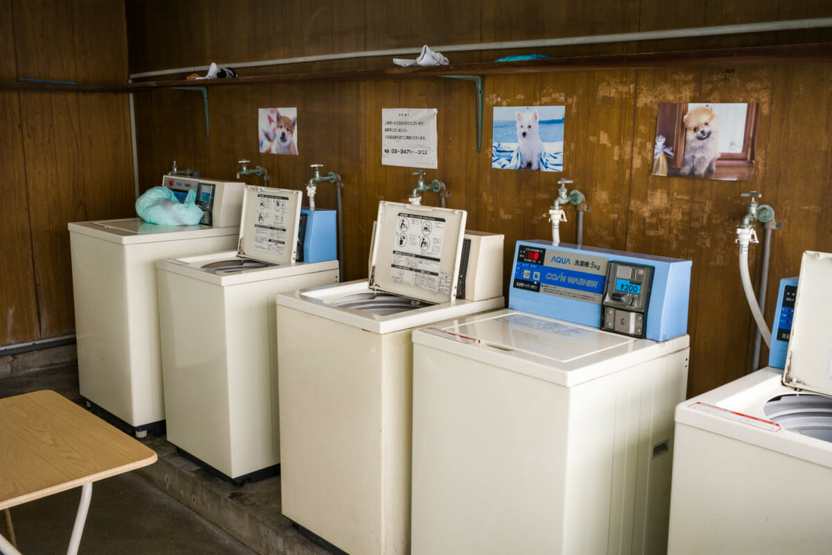 signs and little details of Japan’s dated coin laundries