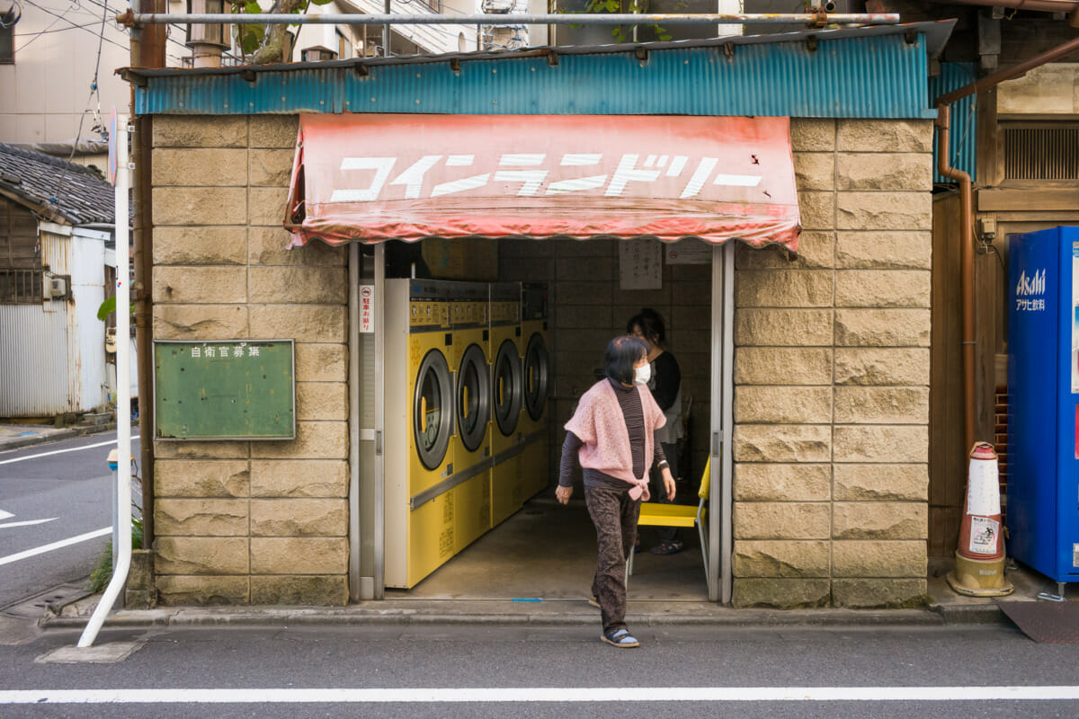 signs and little details of Japan’s dated coin laundries