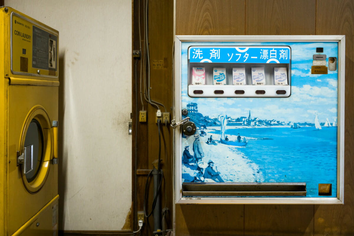 signs and little details of Japan’s dated coin laundries