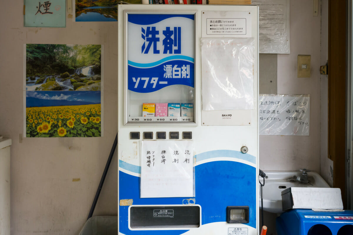 signs and little details of Japan’s dated coin laundries