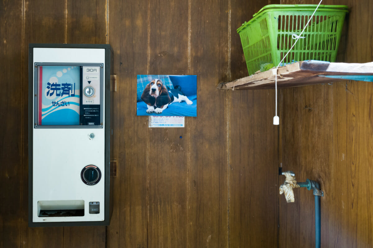 signs and little details of Japan’s dated coin laundries