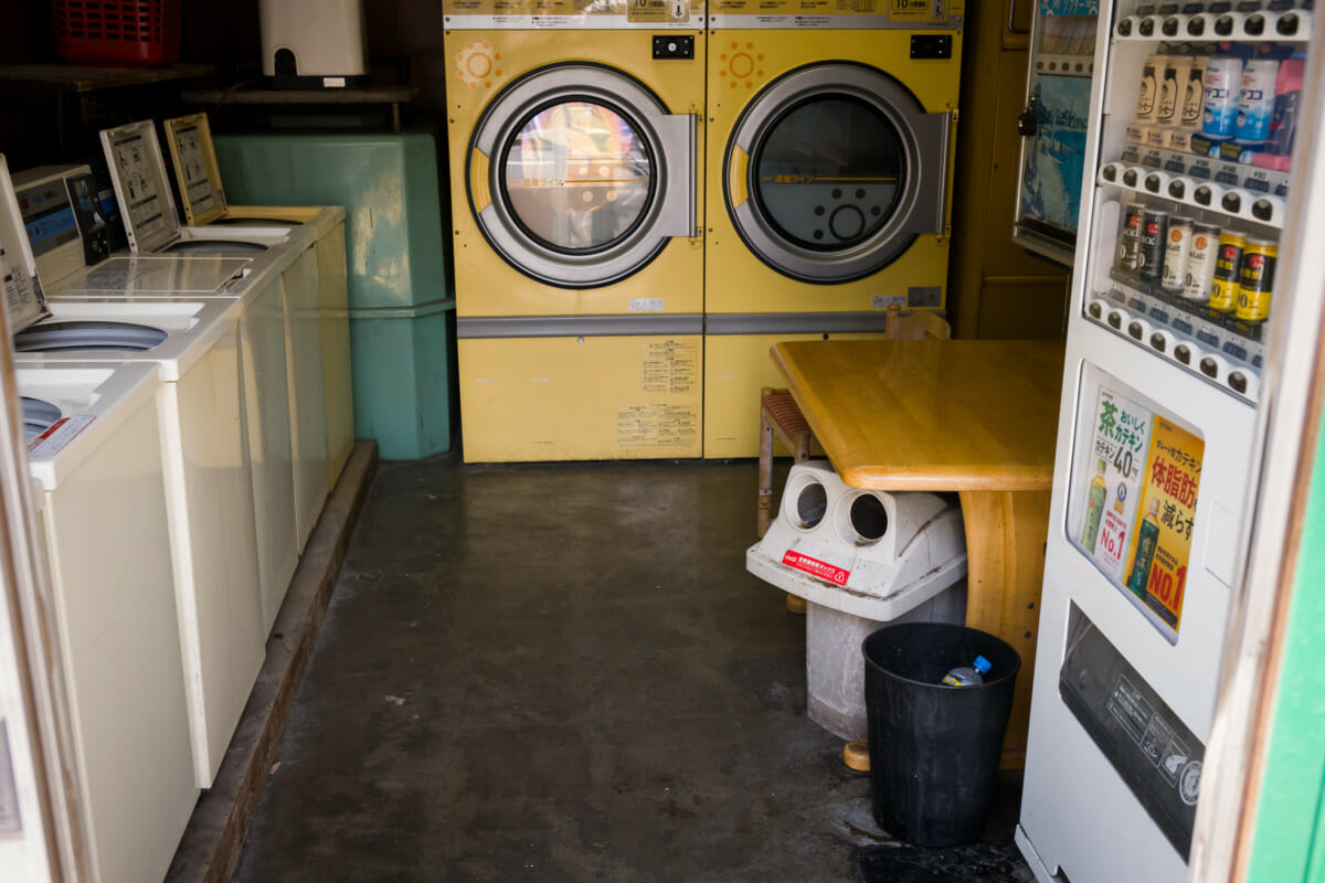 signs and little details of Japan’s dated coin laundries