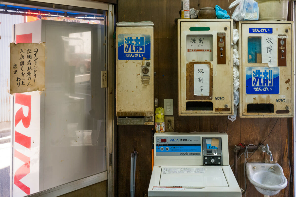 signs and little details of Japan’s dated coin laundries