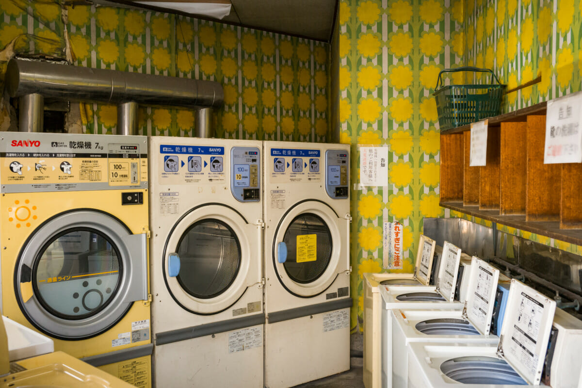 signs and little details of Japan’s dated coin laundries