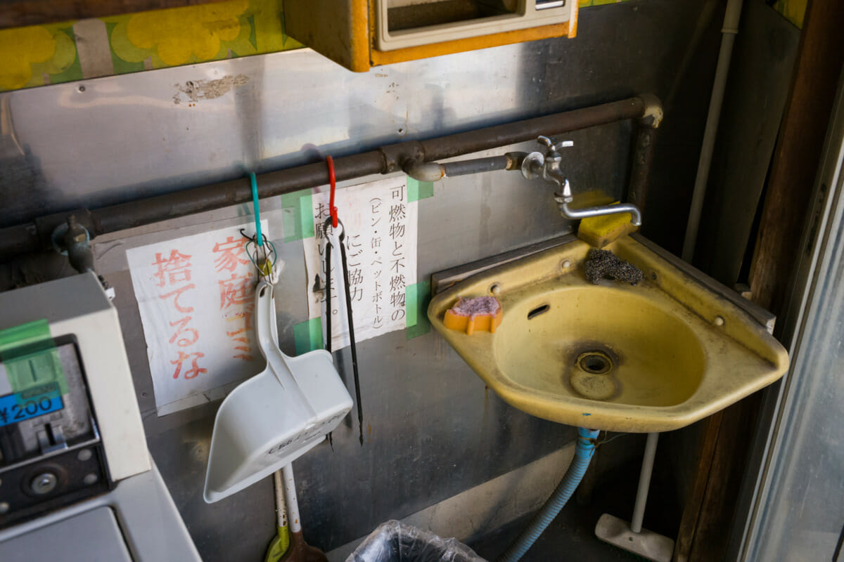 signs and little details of Japan’s dated coin laundries