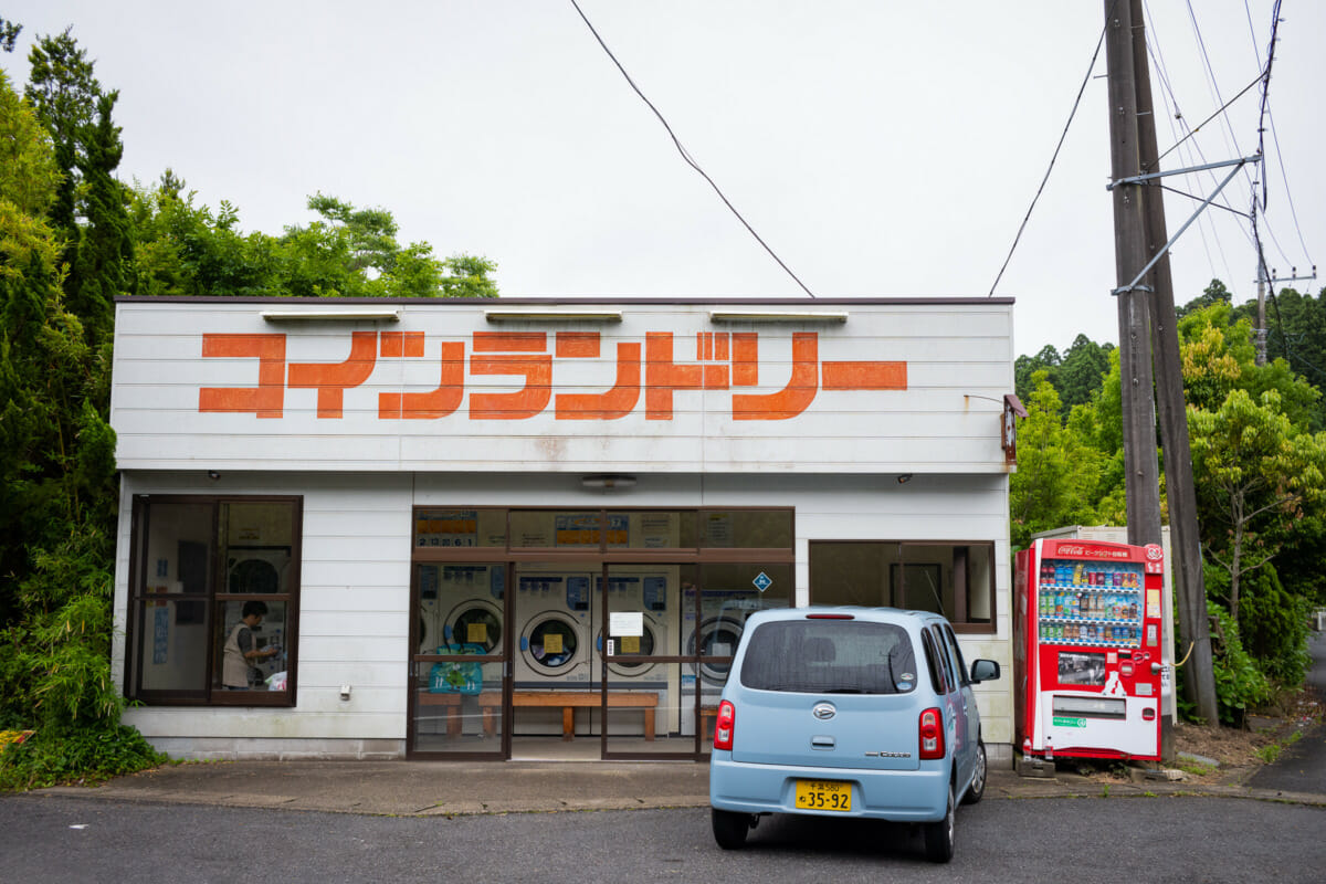 signs and little details of Japan’s dated coin laundries