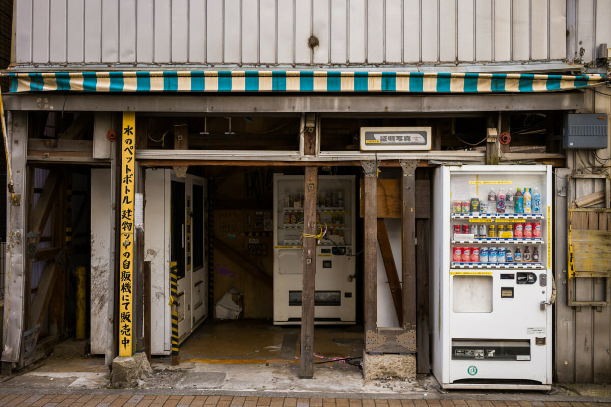 Tokyo vending machines in not so nice locations