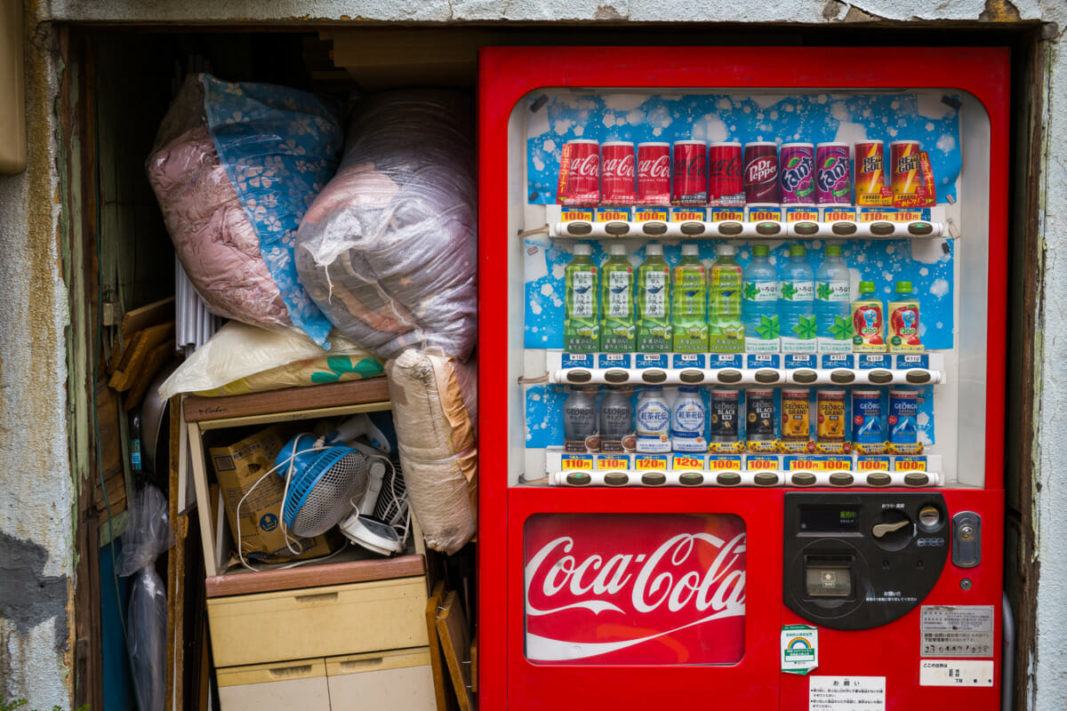 Tokyo vending machines in not so nice locations