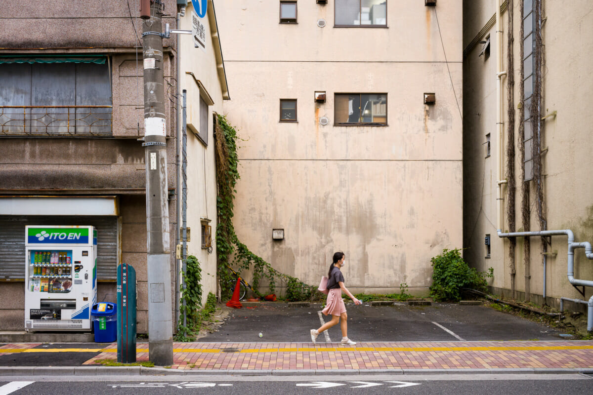 Tokyo vending machines in not so nice locations