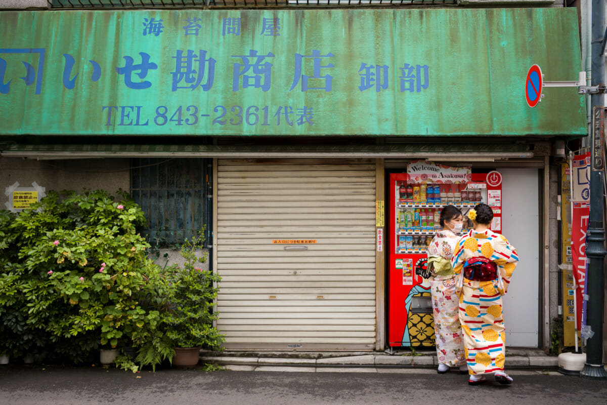 Tokyo vending machines in not so nice locations