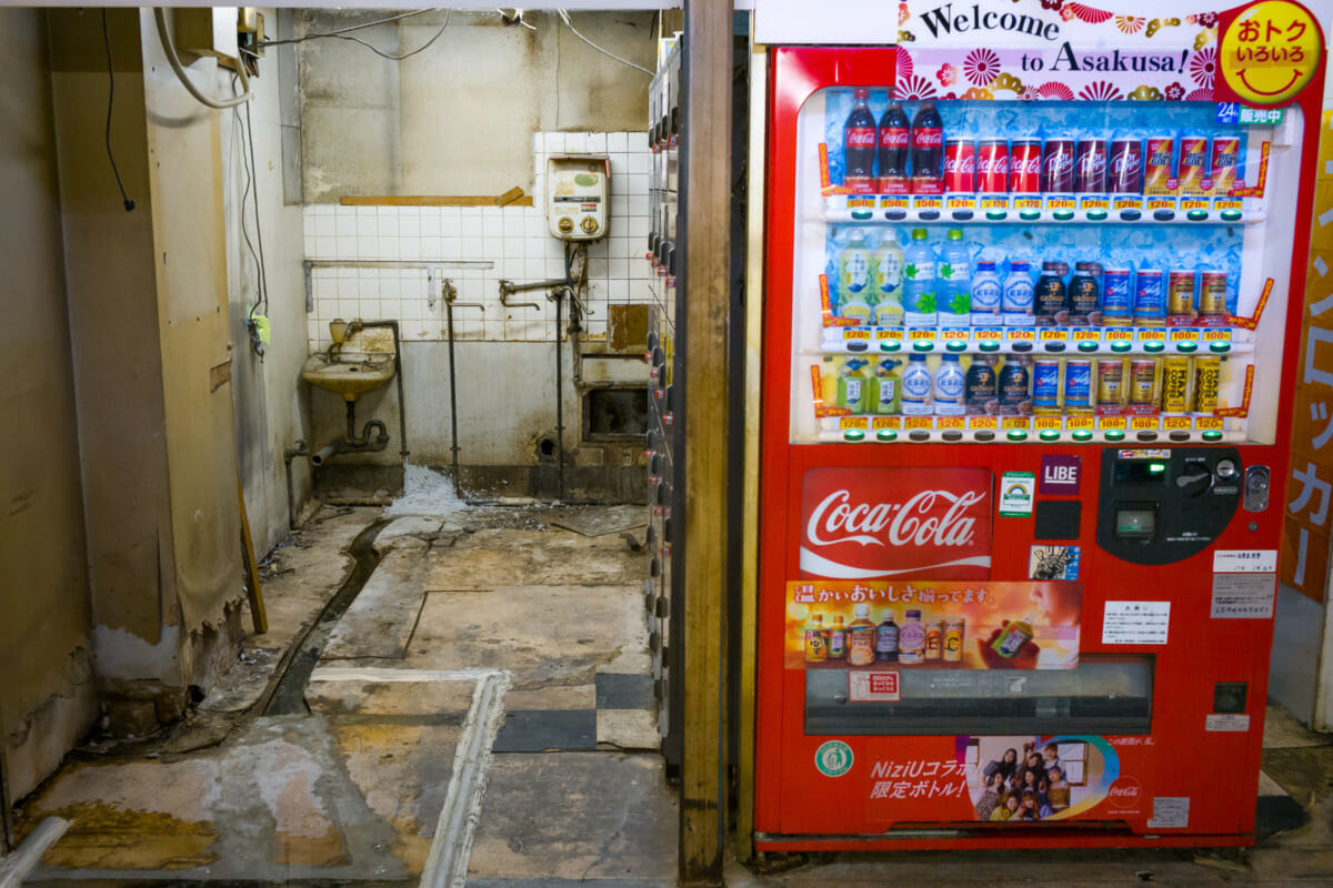 Tokyo vending machines in not so nice locations