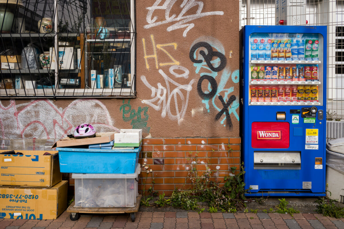 Tokyo vending machines in not so nice locations