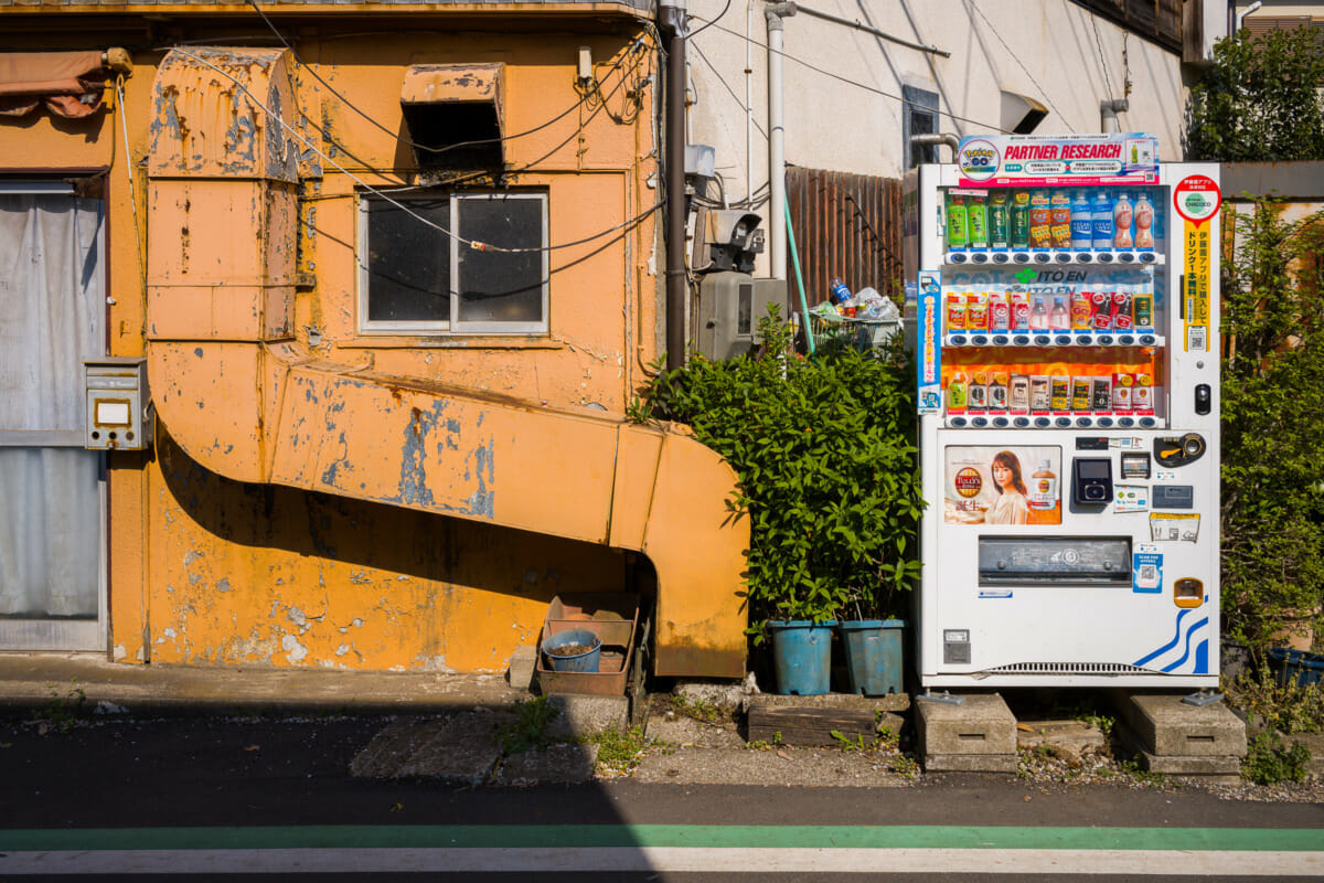 Tokyo vending machines in not so nice locations