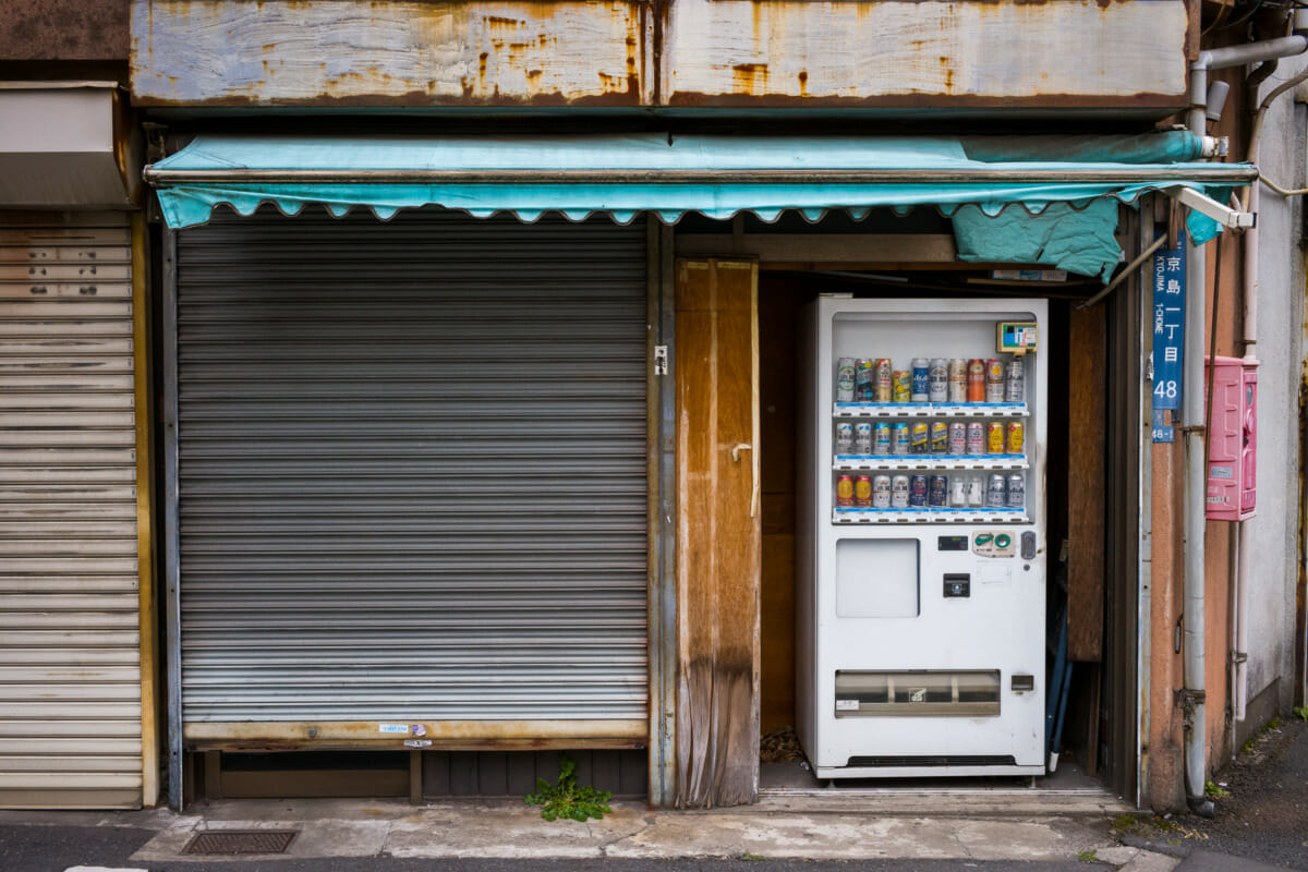 Tokyo vending machines in not so nice locations