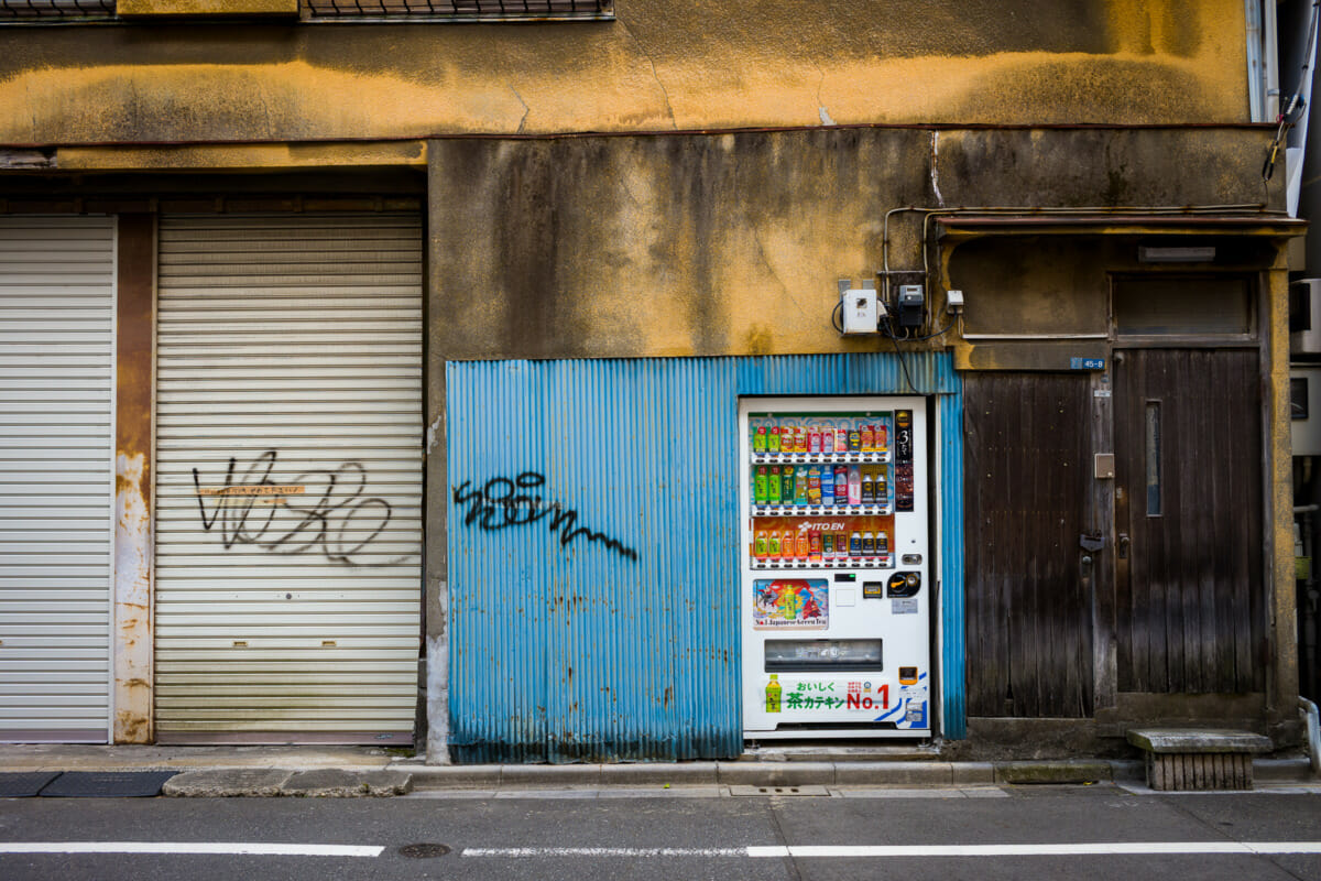 Tokyo vending machines in not so nice locations