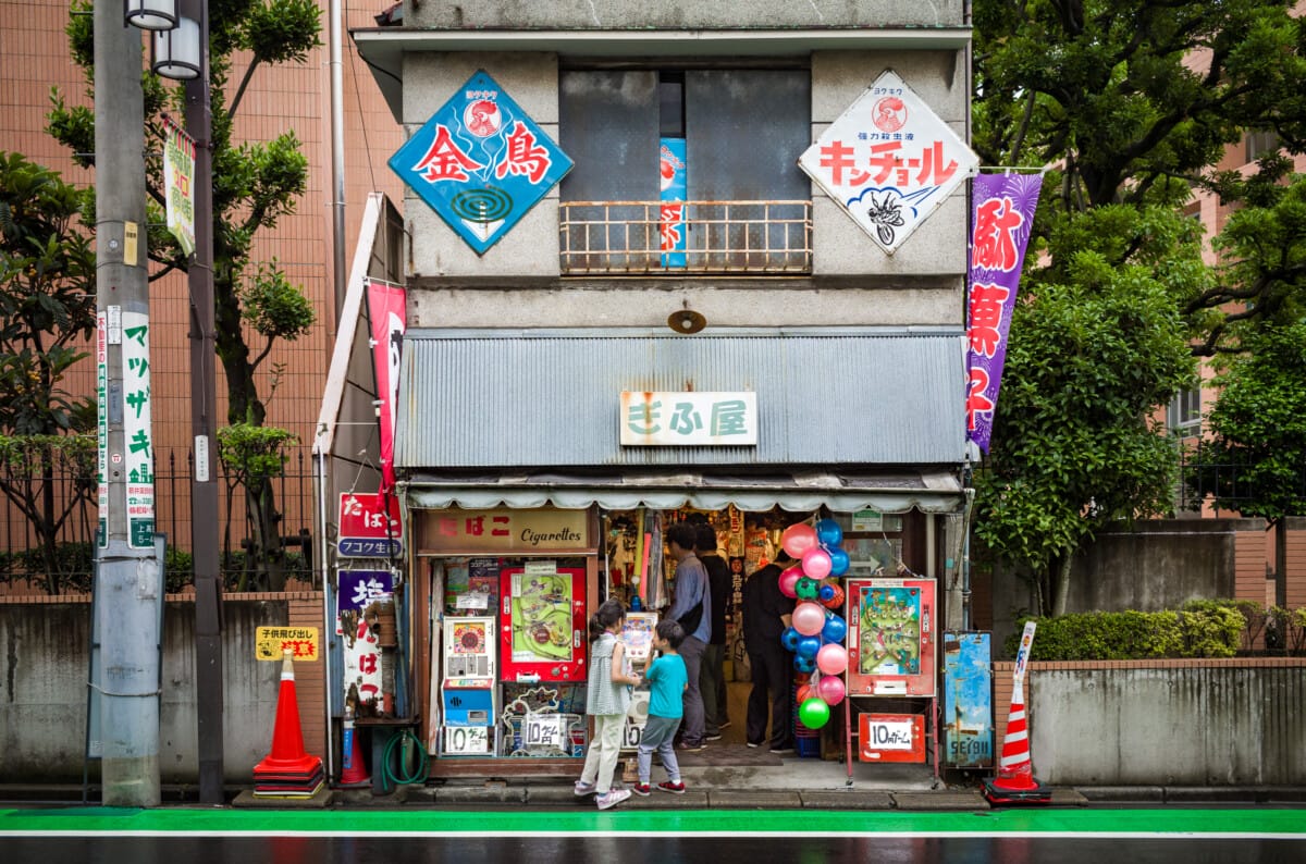 More Tokyo citizens and their everyday surroundings