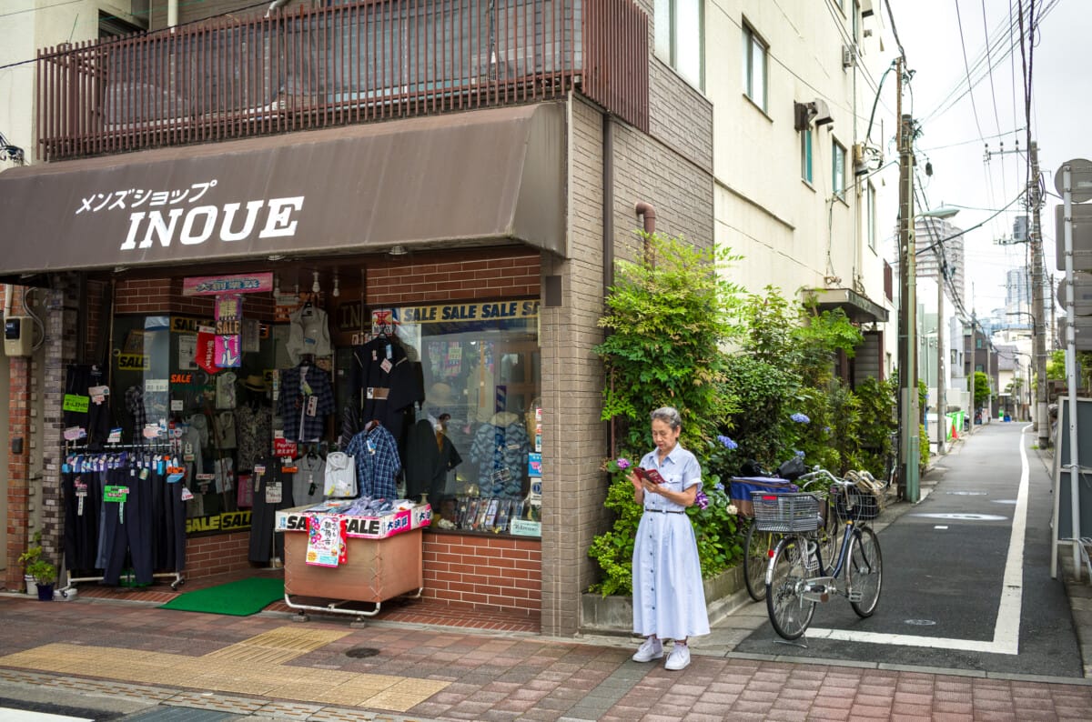 More Tokyo citizens and their everyday surroundings