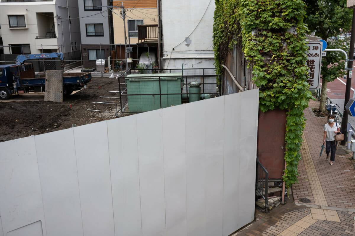 narrow and overgrown old Tokyo restaurant