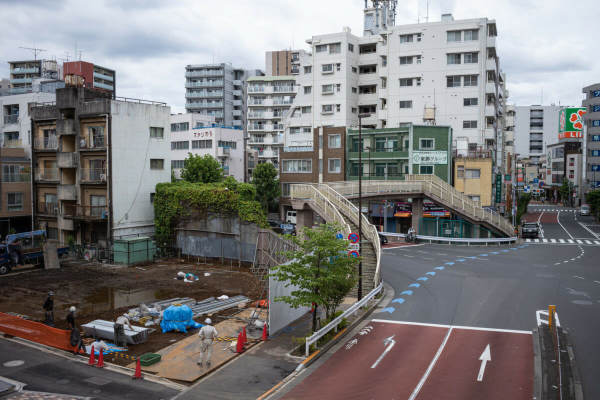 narrow and overgrown old Tokyo restaurant