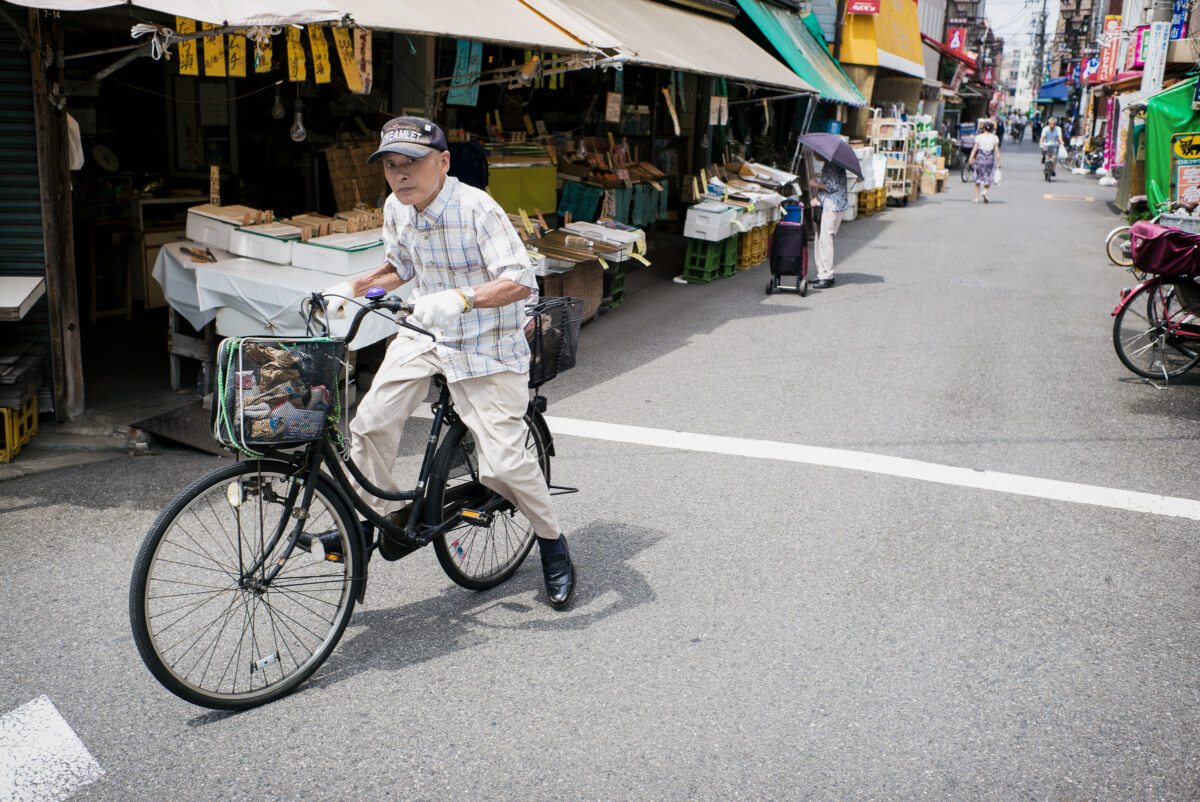 An old and narrow Tokyo shopping street