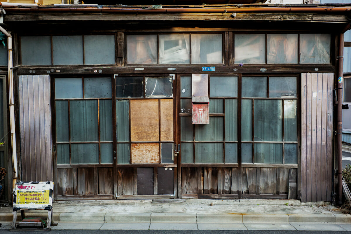 a silent and abandoned tokyo house