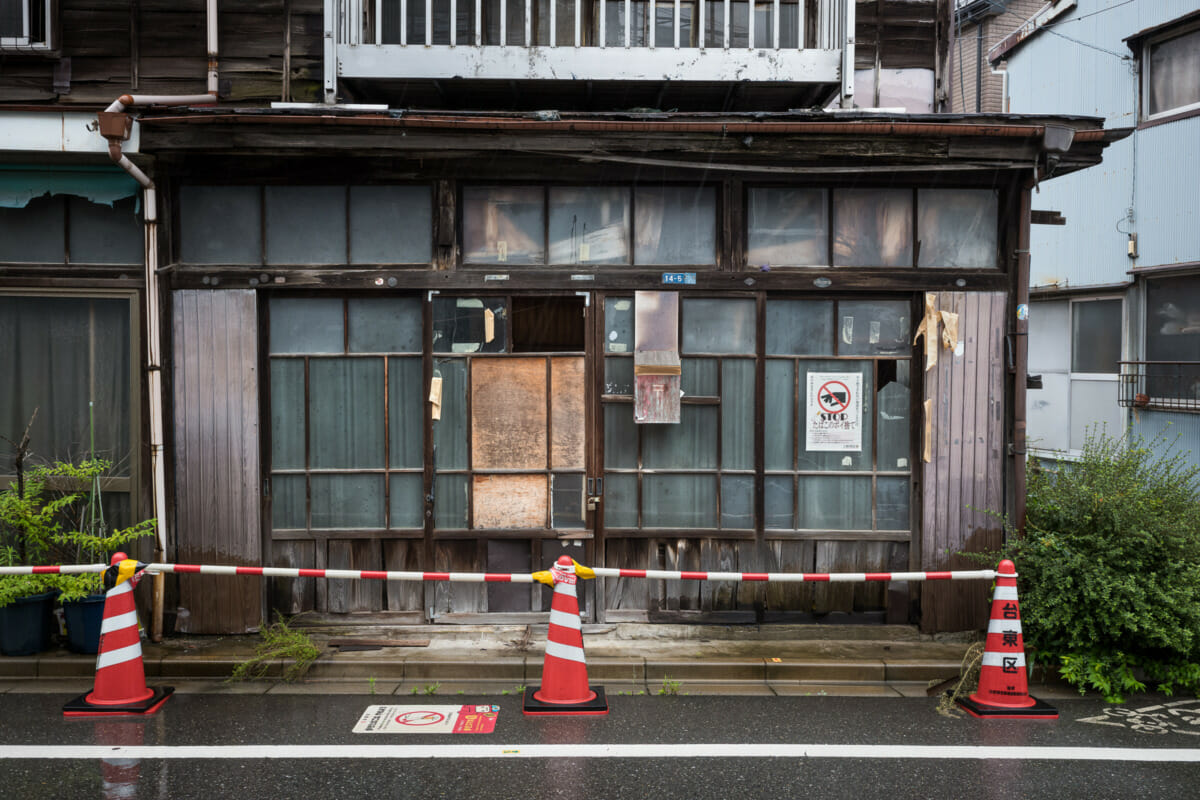 A sad and quietly decaying old Tokyo house