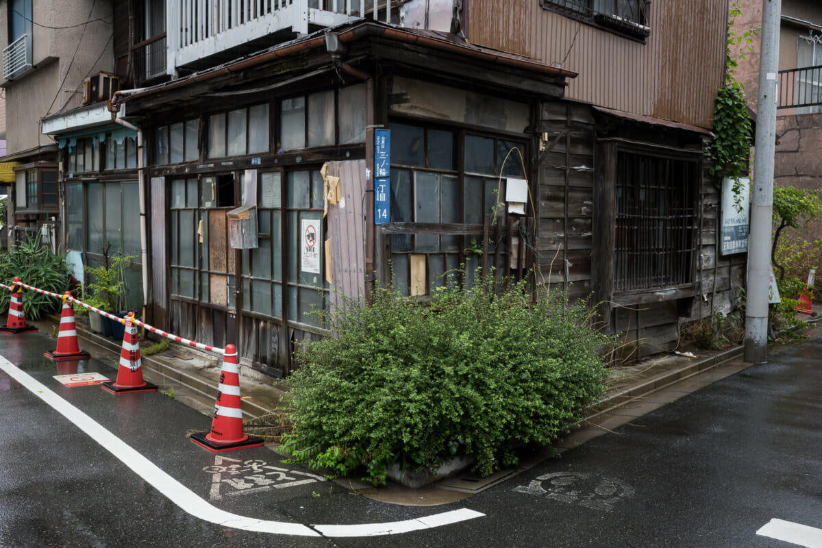 A sad and quietly decaying old Tokyo house