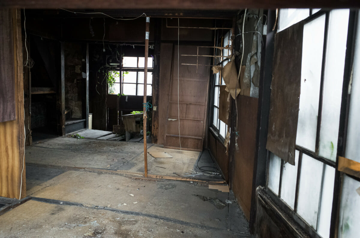 A sad and quietly decaying old Tokyo house