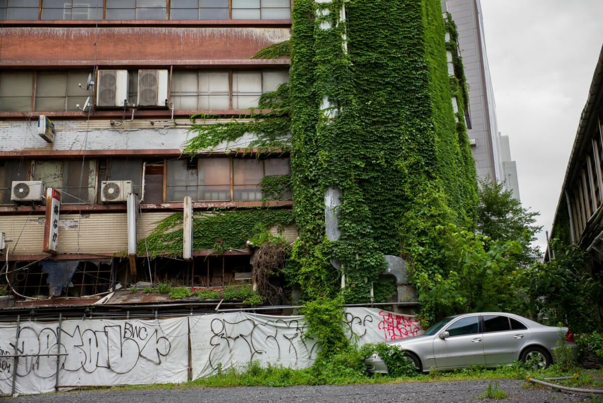 incredible old and crumbling Tokyo building