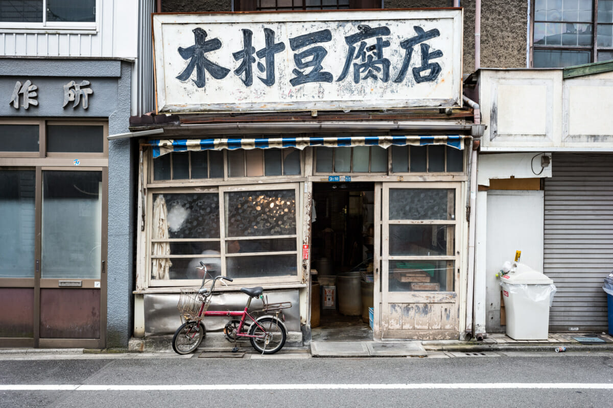 ordinary but beautiful old Tokyo