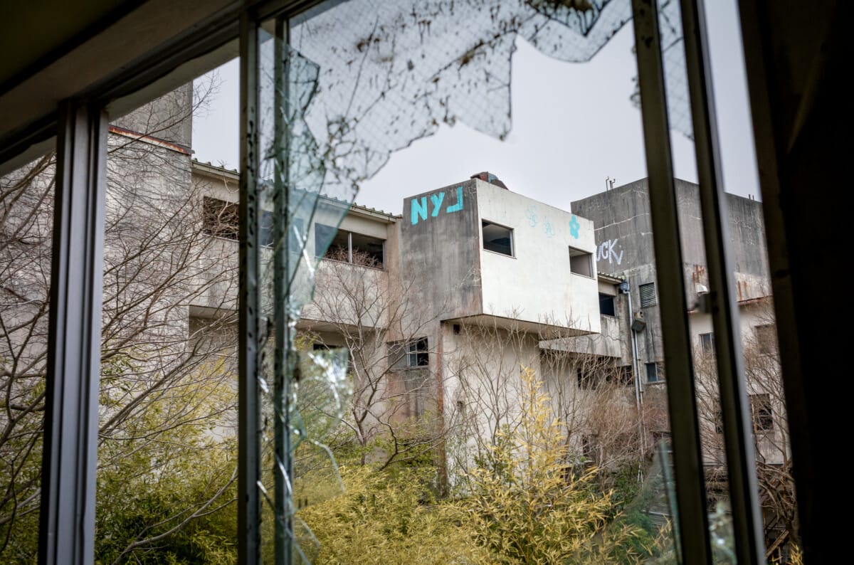 Post-apocalyptic scenes from a long-abandoned Japanese hotel