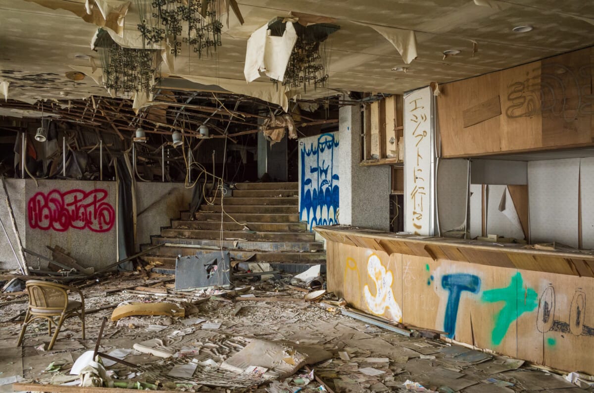 Post-apocalyptic scenes from a long-abandoned Japanese hotel