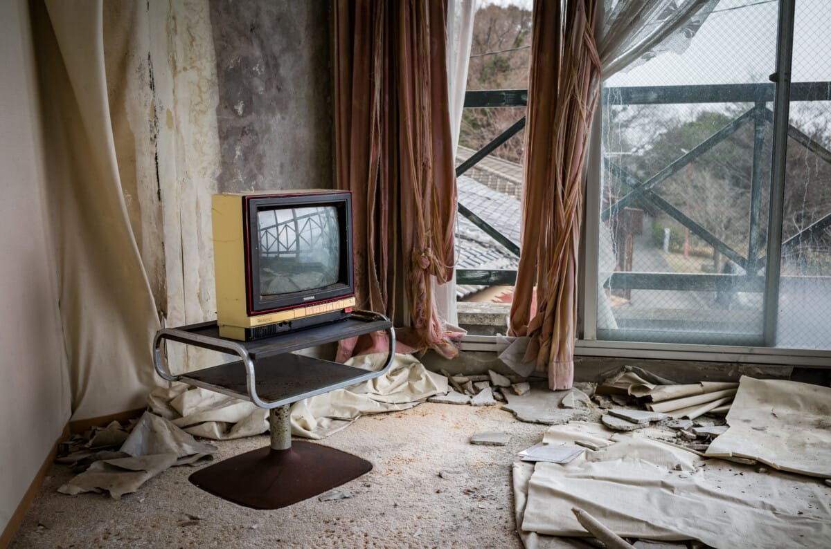 Post-apocalyptic scenes from a long-abandoned Japanese hotel