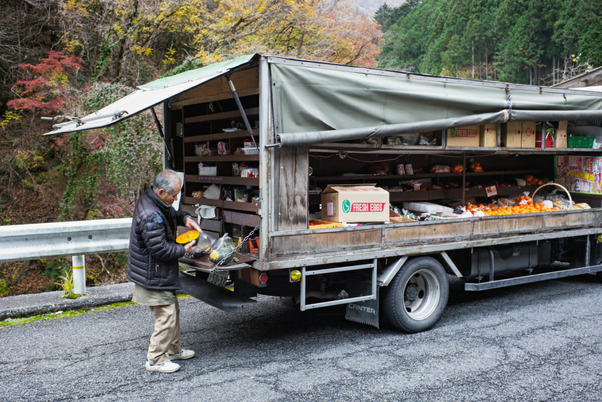 mobile shop serving customers in west Tokyo