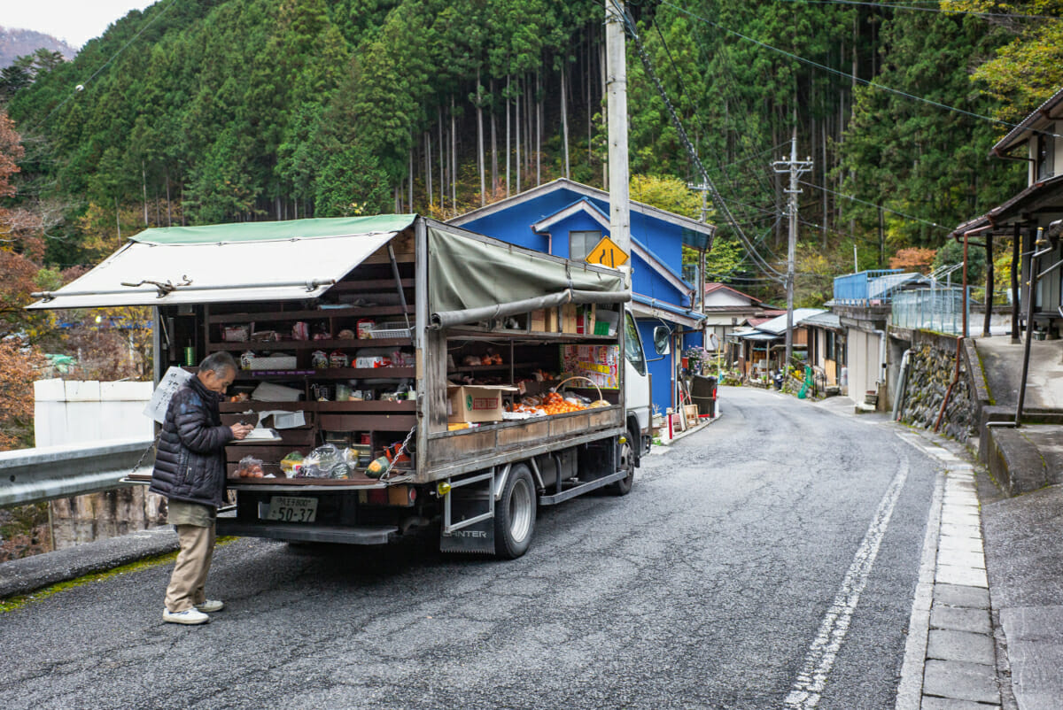 mobile shop serving customers in west Tokyo