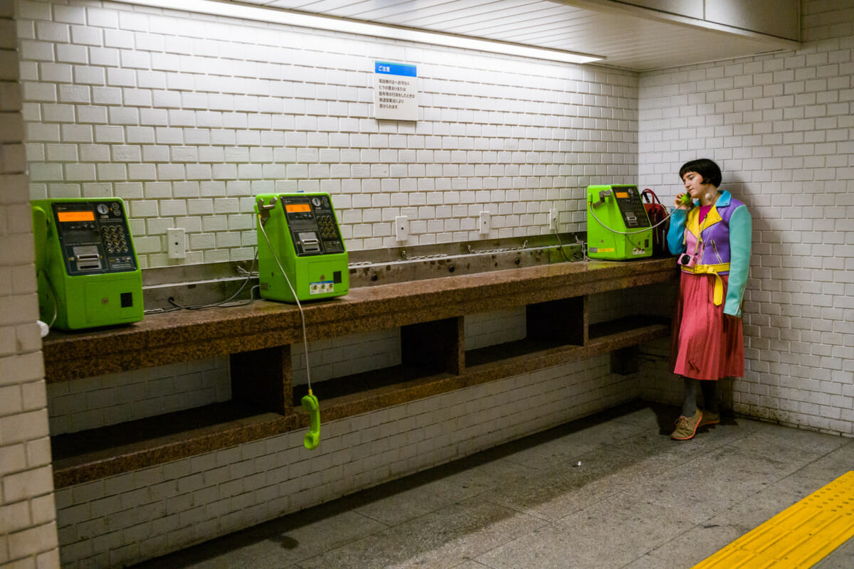 Tokyo payphone colours