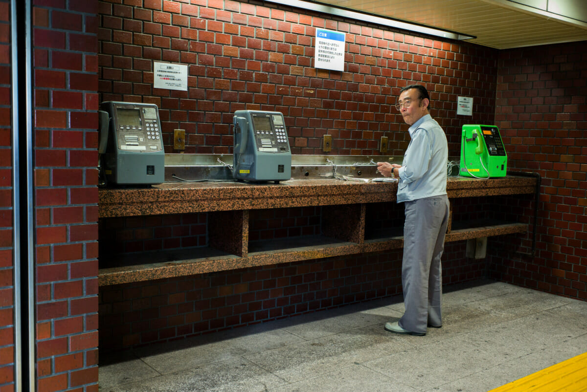 Tokyo payphone colours